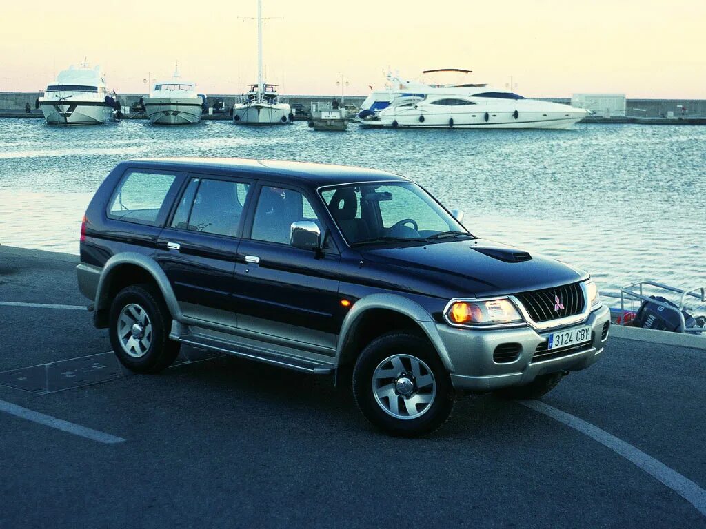 Мицубиси паджеро года выпуска. Mitsubishi Pajero 1999. Митсубиси Монтеро спорт 2000. Mitsubishi Pajero Sport 1999. Митсубиси Монтеро спорт 1999.