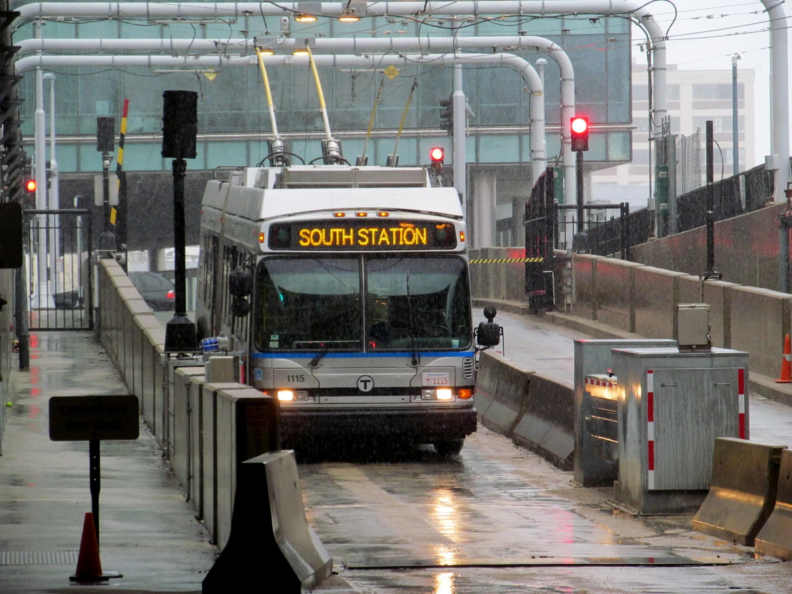 Бостон автобусы. Бостонский автобус. Boston Silver line фото. Silver Bus Schedule.