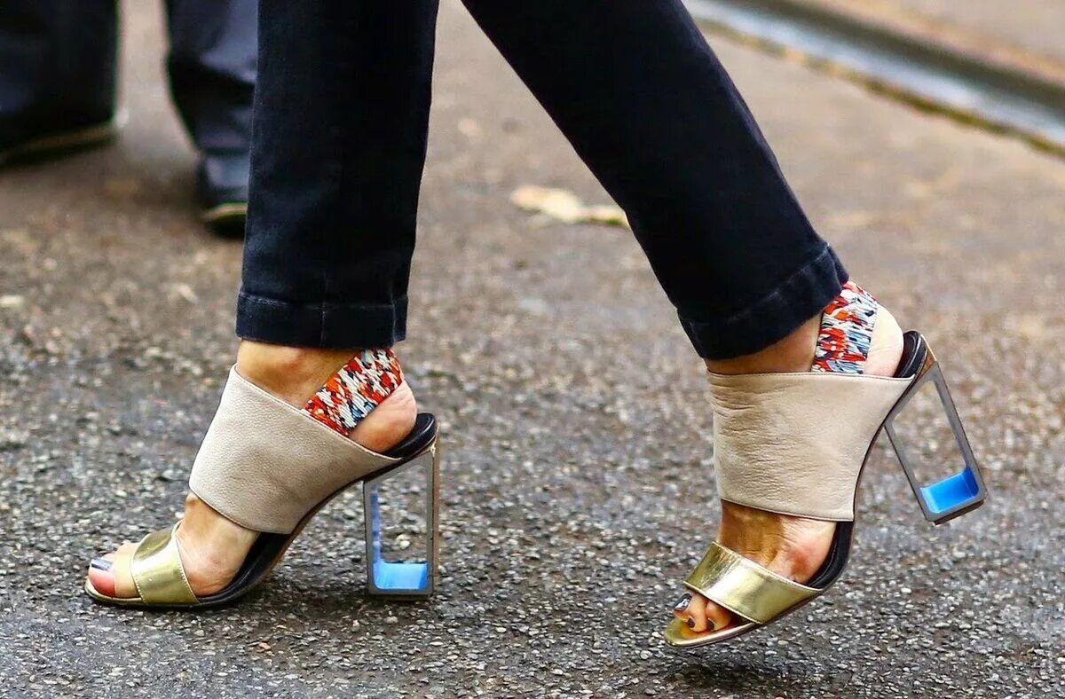 Туфли дольче габбана женские 2021. Каблук внутри. Босоножки с металлическим каблуком. Черные туфли с красной подошвой. Виды туфель на каблуке.