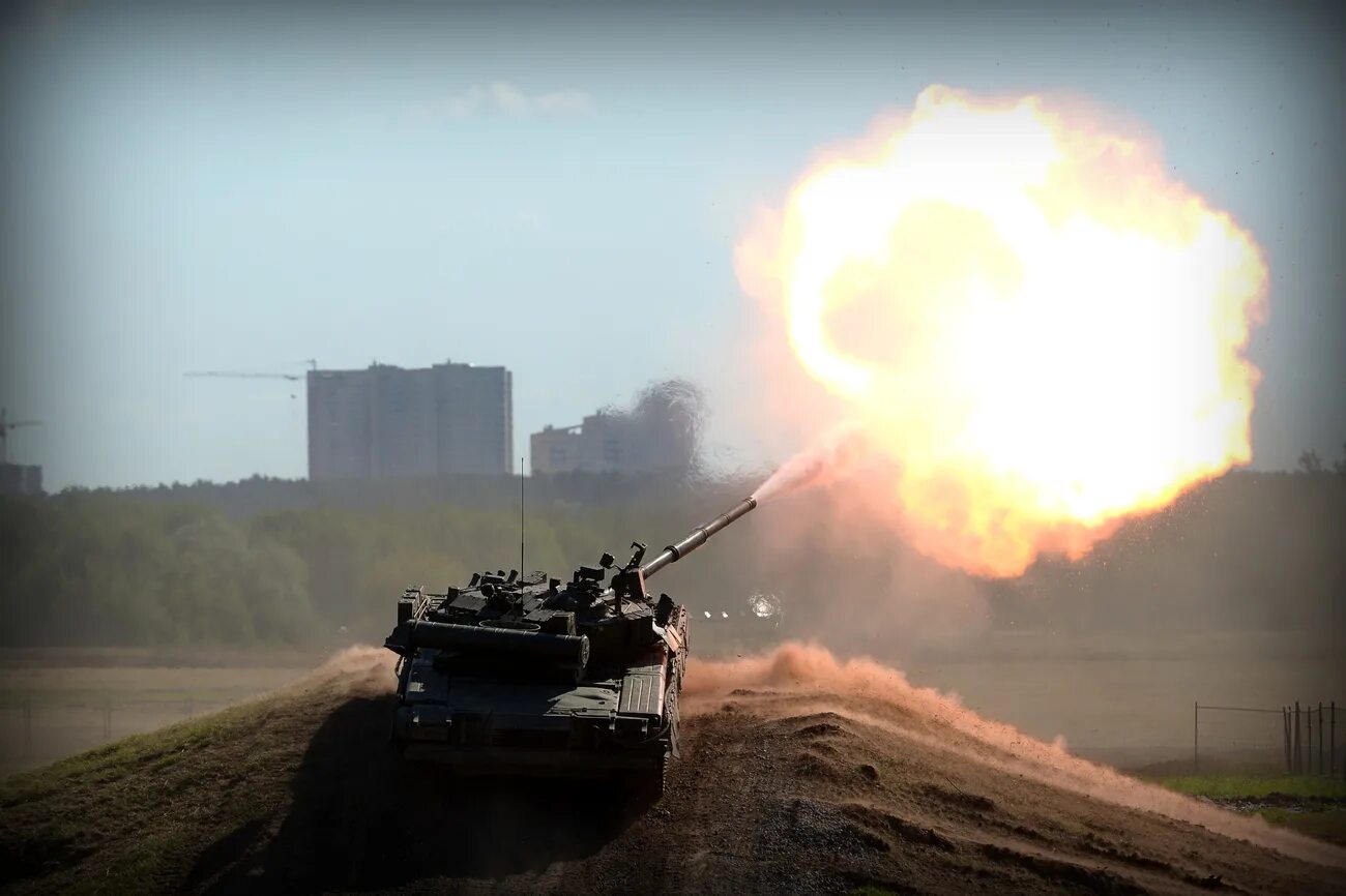 Сау panzerhaubitze 2000. Выстрел артиллерии. Пушки вверх. Pzh 2000 и мста. Танк поднять вверх.