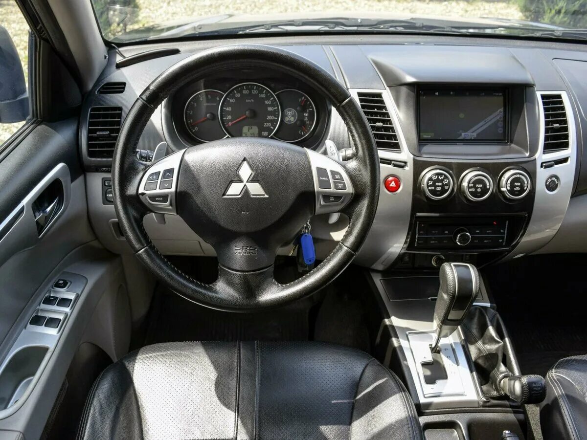 Мицубиси паджеро механика. Mitsubishi Pajero Sport 2012. Mitsubishi Pajero Sport 2007 салон. Mitsubishi Pajero Sport салон. Mitsubishi Pajero Sport 2009 салон.