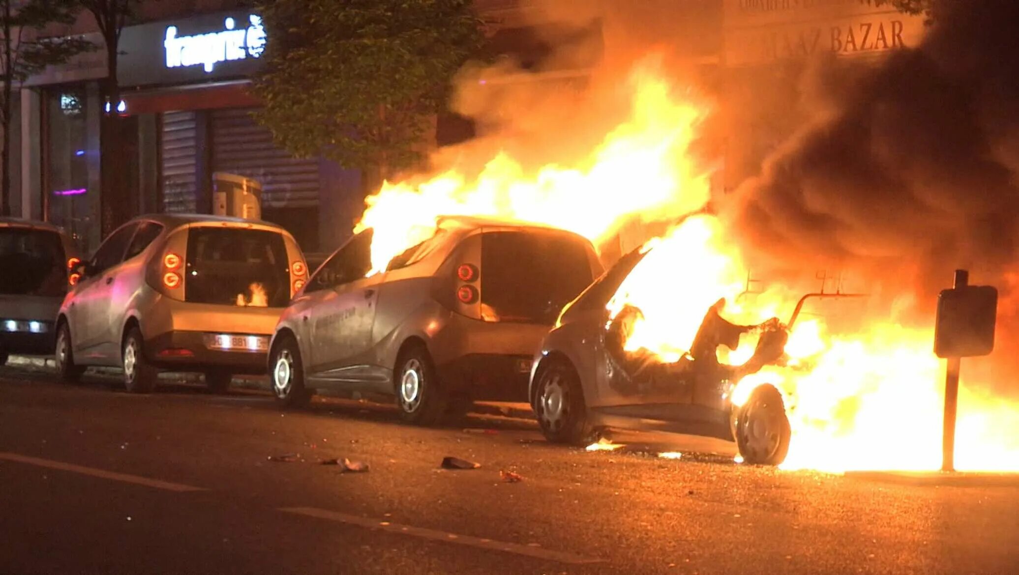 Париж горящий автомобиль. Горящий авто во Франции. Беспорядки во Франции горят машин. Сжигание машин