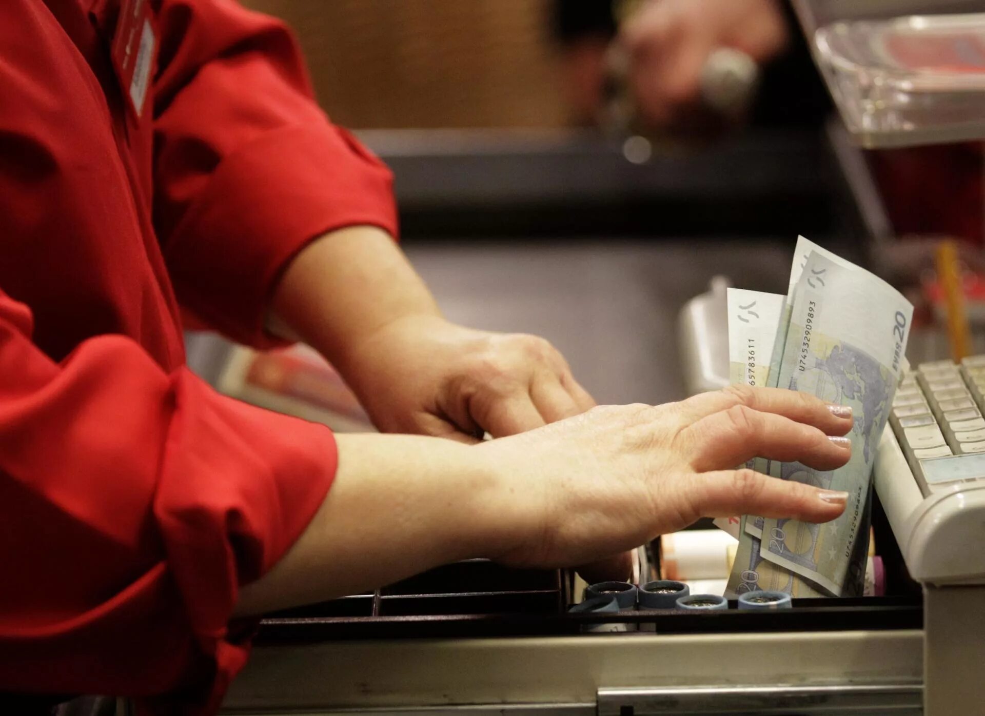 Воровство кассира. Наличные на кассе. Касса предприятия. Наличность в кассе. Кража из кассы магазина.