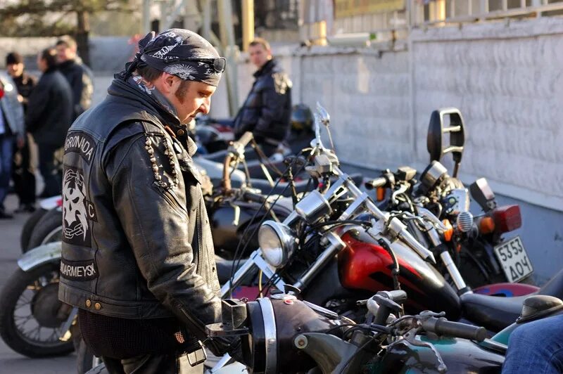 байкерский мотоцикл. фанат мотоциклов. мотоциклист на мотоцикле. киану ривз в шлеме. байкеры рокеры.