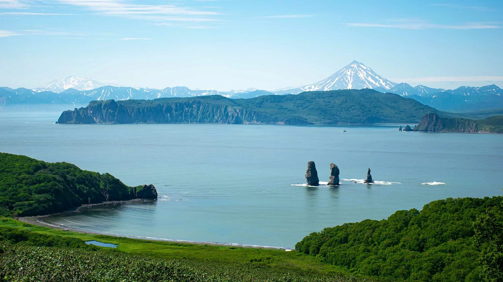 Авачинская бухта три брата. Кекуры «три брата», камчатка. Петропавловск-камчатский авачинская бухта. Петропавловск-камчатский авачинская бухта. Мыс птичий сахалинская область.