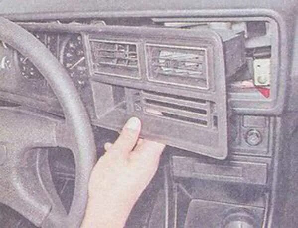 Снятие приборной панели ваз 2107. Как снять панель на ваз 2107 инжектор. Панель пр борка на ваз 2107. Как снять панель на ваз 2107 инжектор. Крепление торпеды ваз 2107.