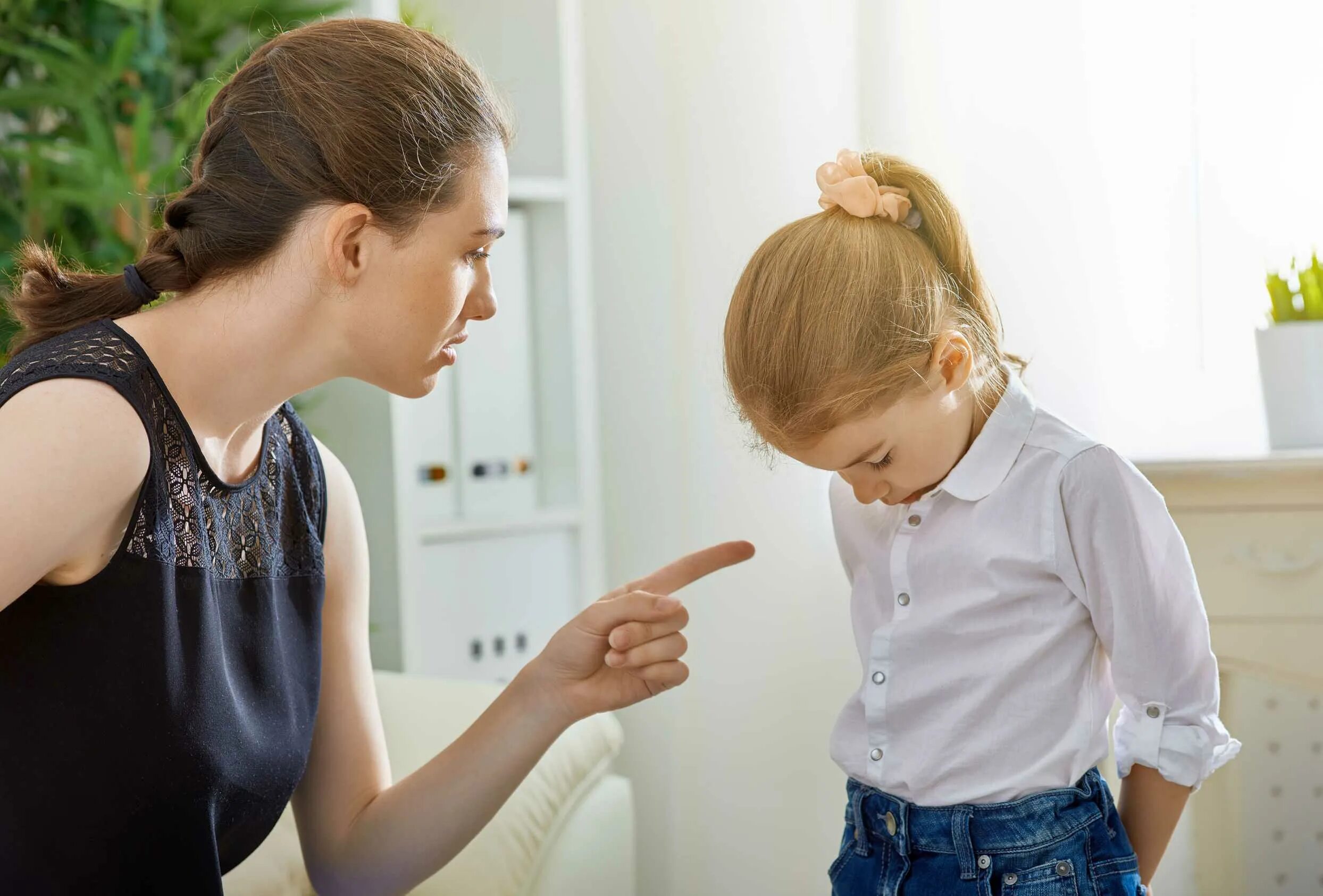 Дать воспитание родителей. Ругают ребенка. Мама ругается. Родители ругают. Мать ругает ребенка.