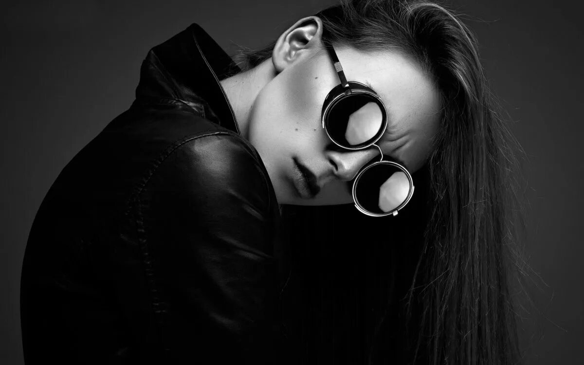 Красивые стильные брюнетки. Деловая девушка. Девушка в темных очках. Строгая женщина. Ольга колесникова ульяновск бизнес вумен.