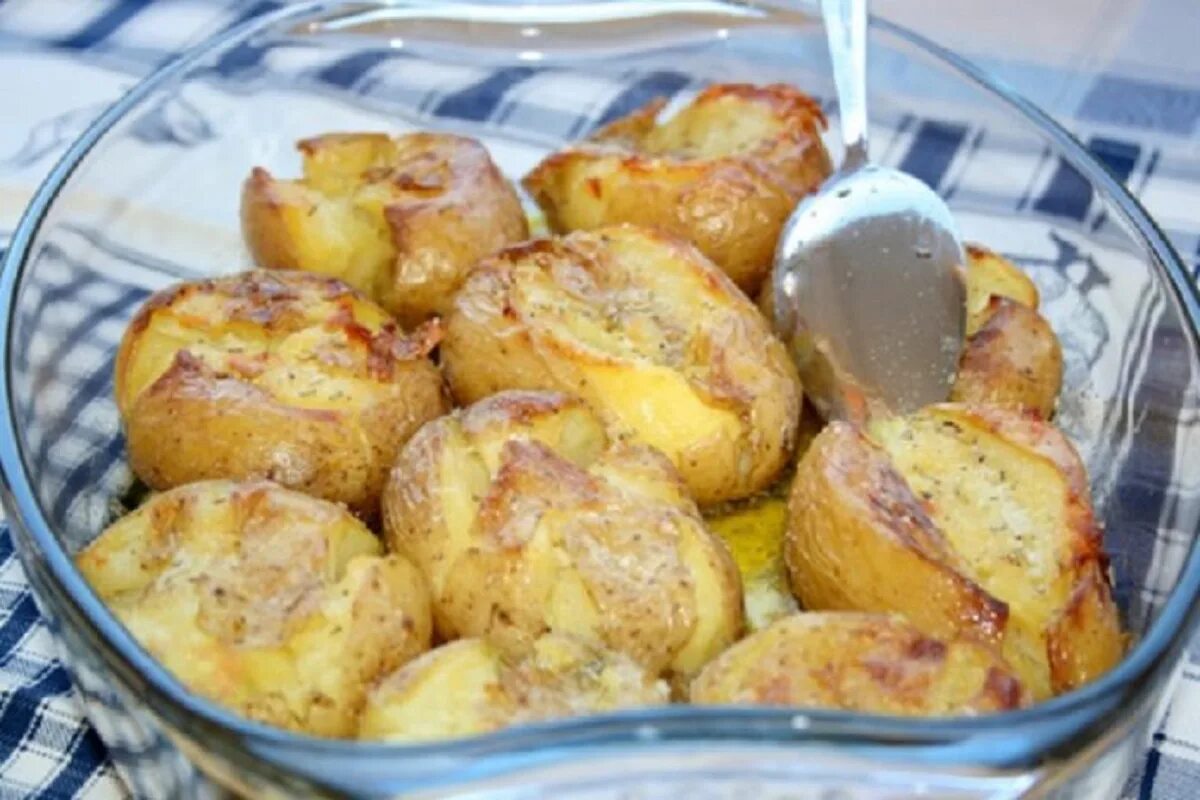 Картофель в духовке фото. Молодой картофель запечённый в духовке в кожуре с чесноком. Запеченная молодая картошка в духовке в кожуре. Картофель в кожуре запеченный в духовке. Картофель по португальски.