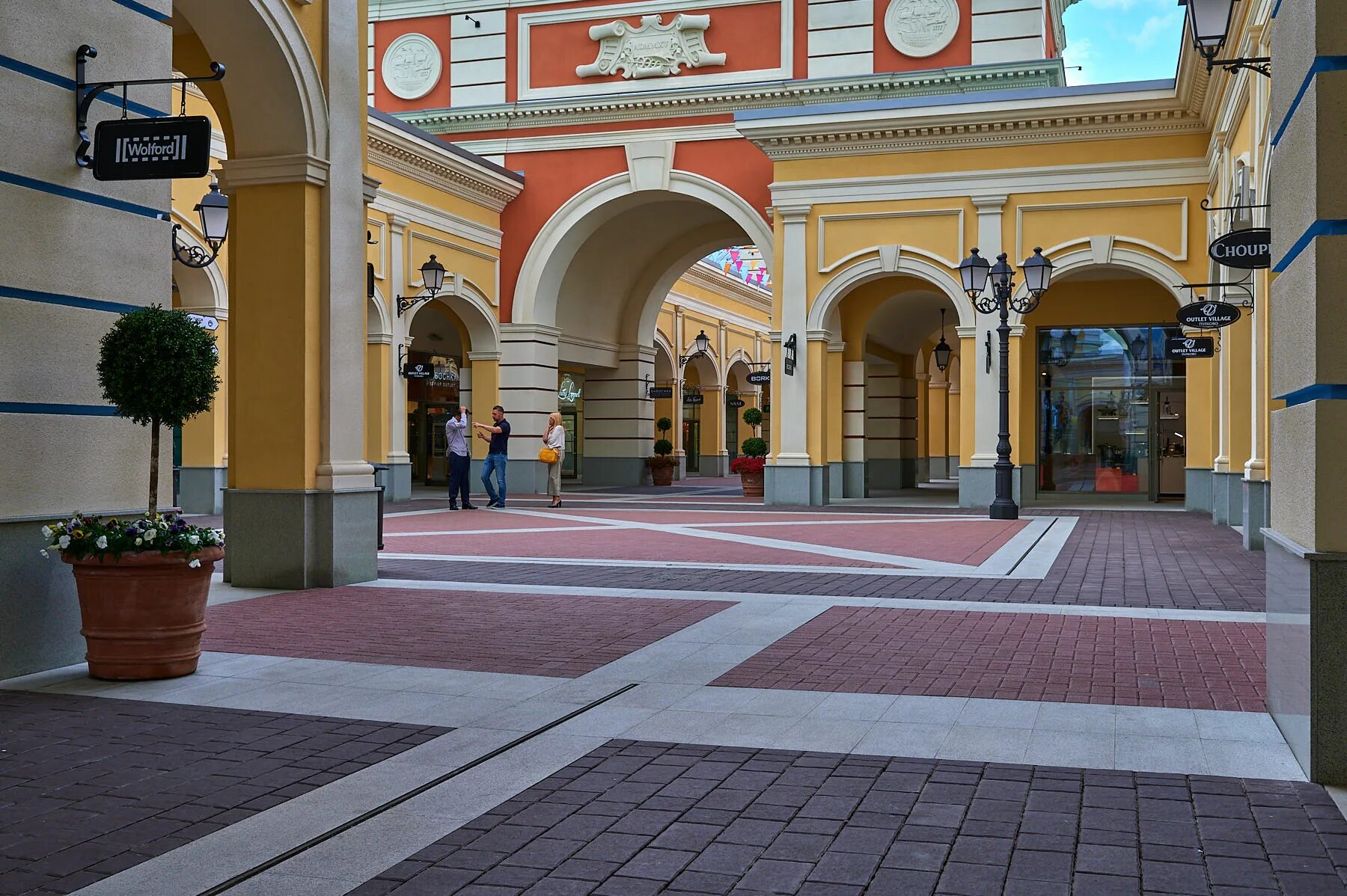 Outlet петербург. Пулково Вилладж. Аутлет Питер Пулково. Outlet Village Пулково. Аутлет Вилладж СПБ.