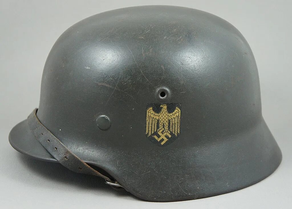 Каска м35 Вермахт. Немецкая каска вермахта. Шлем м40 Вермахт. Немецкие каски вермахта второй мировой войны.