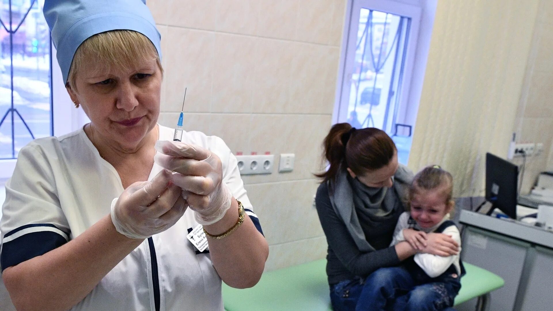 Прививка от ветрянки кори. Прививка ребенку в поликлинике. Уколы в поликлинике детям.