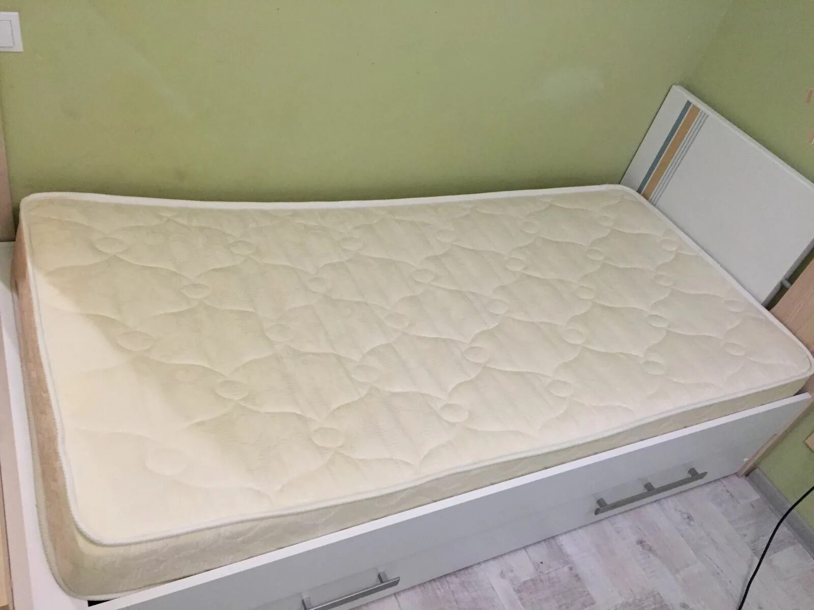 Химчистка матраса на дому. Химчистка матраса. Матрас детский с пятнами. Чистка матрасов. Химчистка детского матраса.