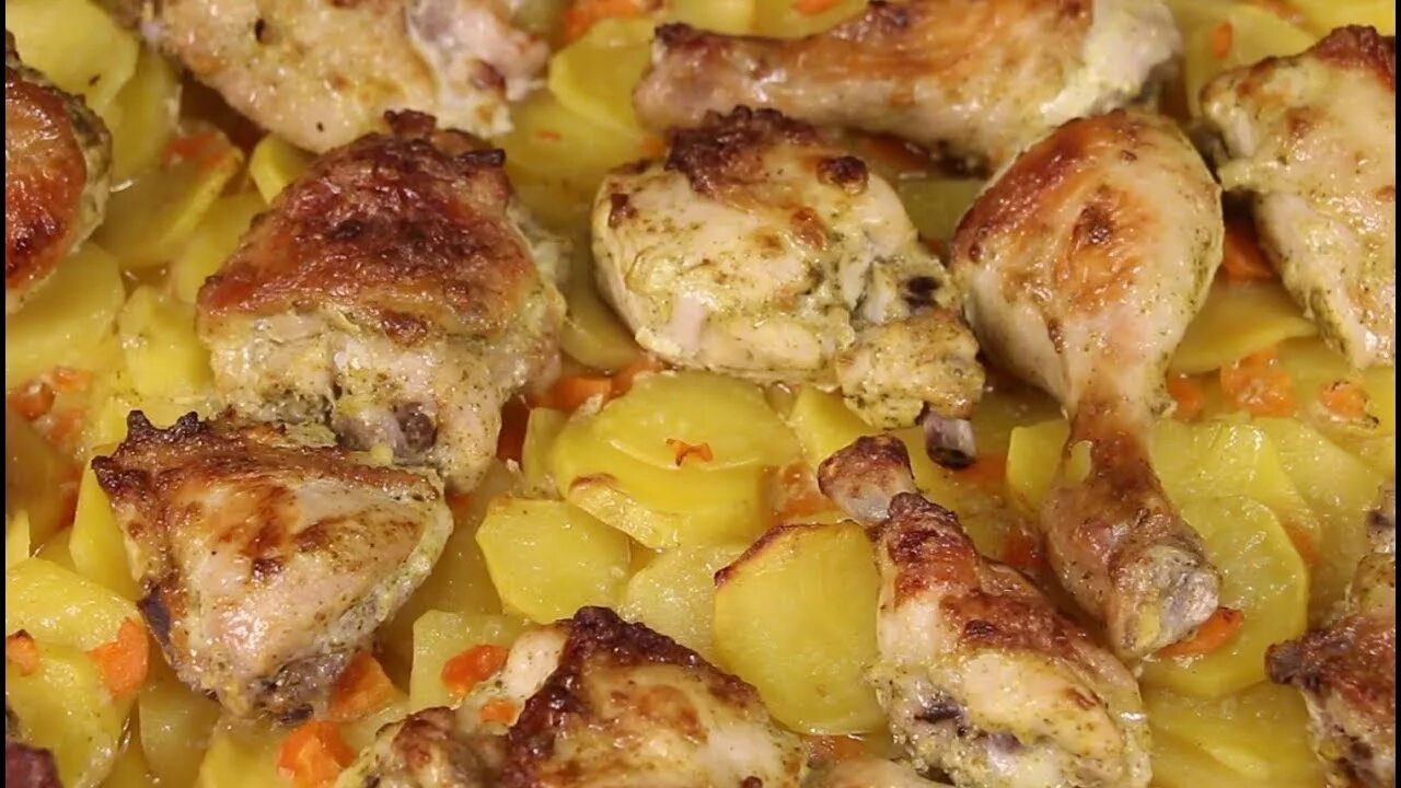 Курица с картошкой в духовке. Ужин из курицы и картошки. Ужин картошка с курицей в духовке. Ужин из картошки и мяса в духовке.