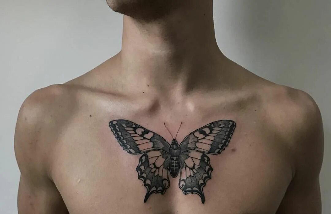 Тату бабочки мужчина. Тату бабочка на груди. Тату бабочка на груди мужская. Тату мотылек. Тату бабочки на груди у мужчин.