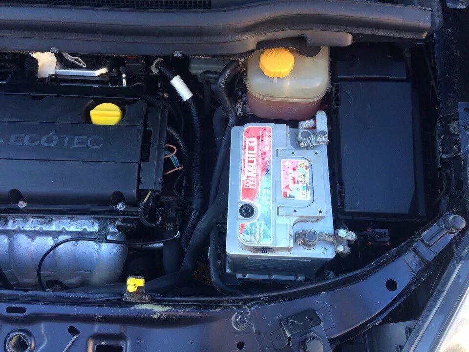 Капот опель зафира б. Opel Zafira 2.2 Battery for it. Opel Zafira b под капотом. Опель Зафира под капотом. Опель Зафира б 1,6 под капотом.