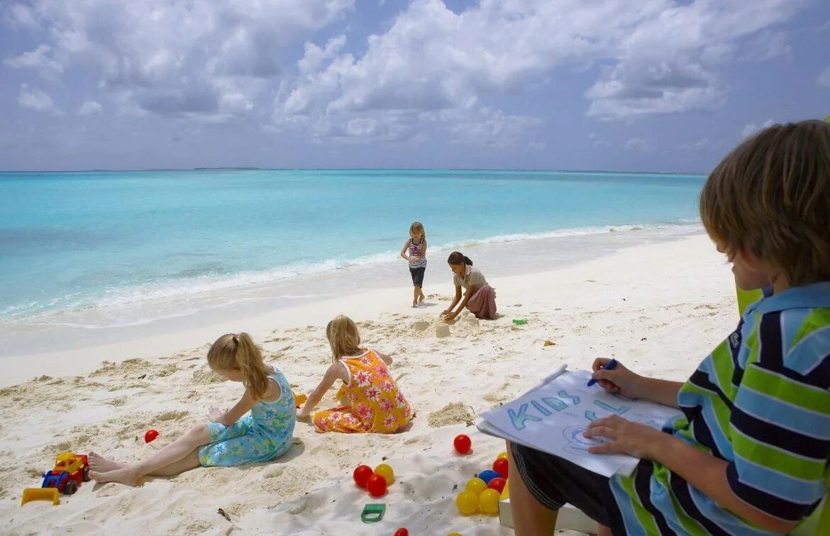 Дети на море. Отдых на пляже. Море пляж семья. Путешествие с детьми на Мальдивы. Хорошо отдохнули на пляже