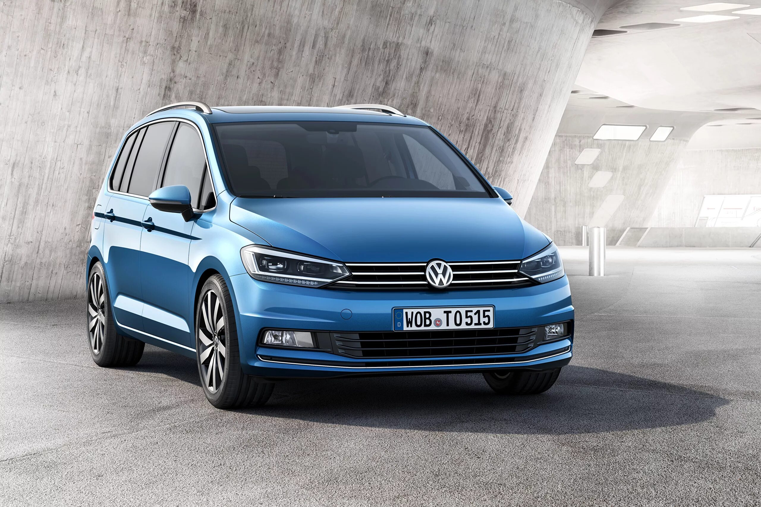 1 автомобиль фольксваген. Фольксваген Туран 2015. Фольксваген Туран 2021. Volkswagen Touran i 2015. Фольксваген минивэн Туран 2020.