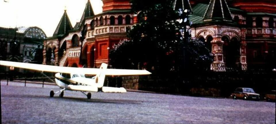 Самолет Матиаса Руста. Маттиас Руст на красной площади 1987. Матиас Руст на красной площади. Цессна 172 Матиаса Руста.
