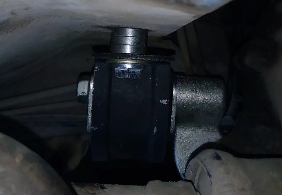 Левая опора силового агрегата ваз 2110. Левая опора двигателя ваз 2110 8 клапанов. Подушка двс ваз 2110. Шпилька опоры кпп 2110 ваз. 5.
