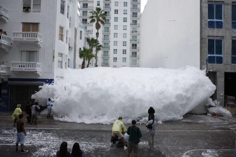 Пена на улице. Средневековье водоснабжение. Загрязнение воды. Отливание воском фигуры. Fairy в фонтан.