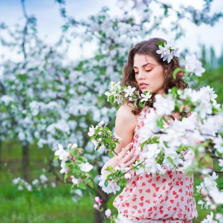 Фотосессия в цвету. Девушка в цветущем саду. Девушка в цветущих яблонях. Фотосессия в цветущих садах. Девушка в цветущем яблоневом саду.