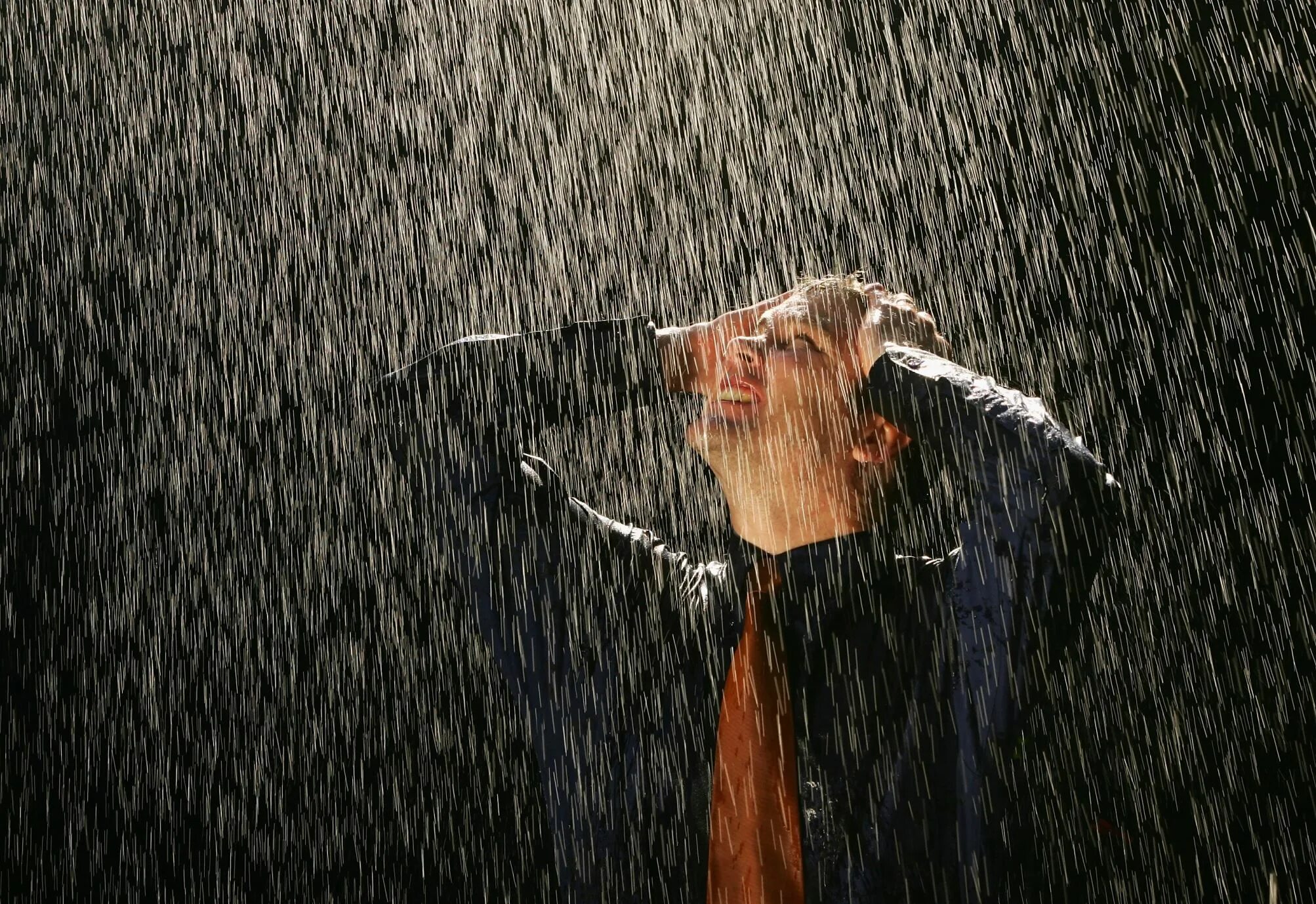 During rain. Человек под дождем. Человек дождя. Мужчина под дождем. Человек под дождем без зонта.