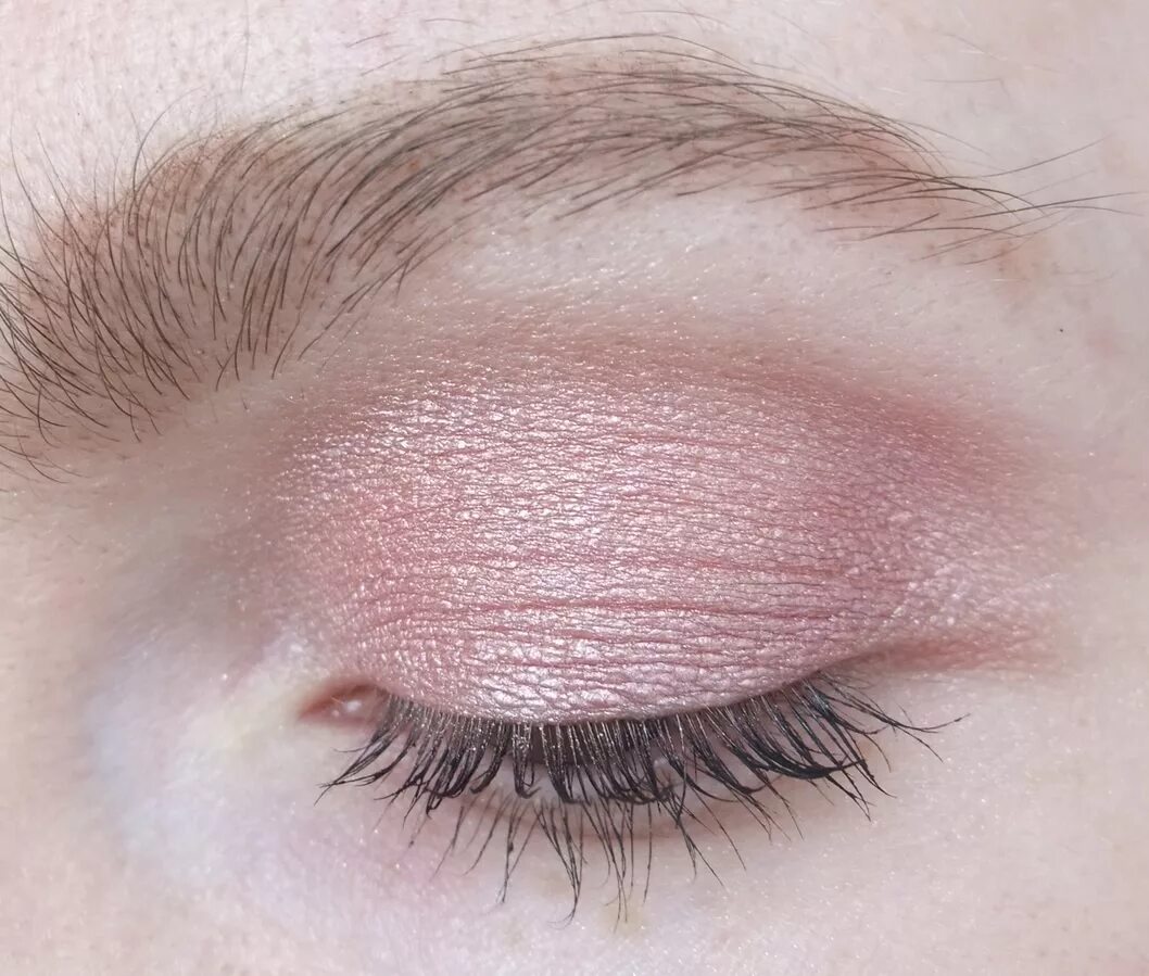 Пигменты инглот. Глиттер bo903. L'oreal paris color queen 37. Жидкие розовые тени. Легкий макияж с розовыми тенями.