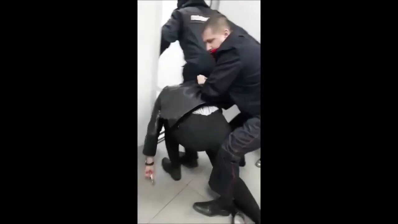 Полицейский беспредел с матом. Полицейские казань задержание. беспредел полиции в казани. задержали преступника в казани.