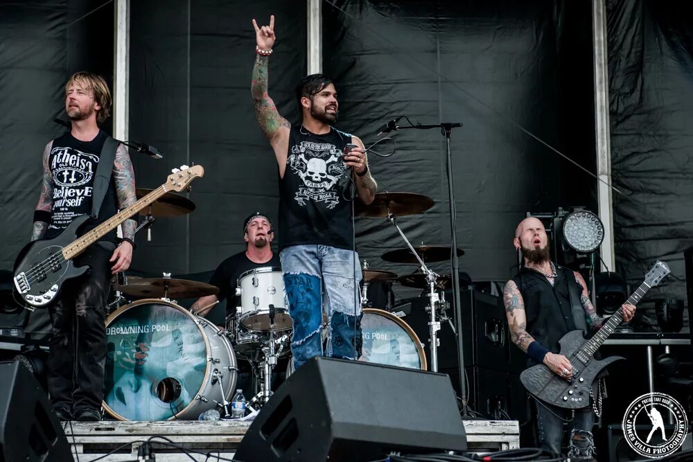 Drowning pool. Группа drowning pool. drowning pool 2025. drowning pool 2002. drowning pool strike a nerve 2025.