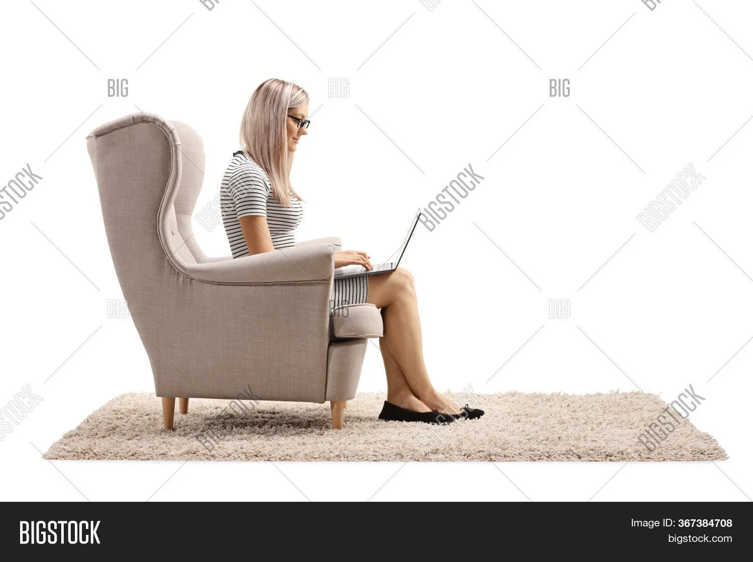 А я посижу напротив в кресле песня. Женщина в кресле с ноутбуком. Женщина в кресле, задумалась. Девушка сидит в кресле с ноутбуком. Сидит в кресле боком.