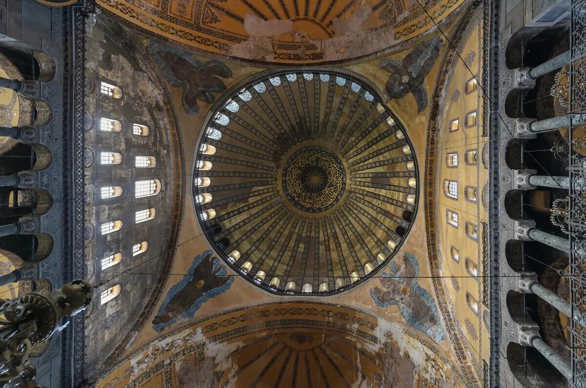 Купол Софийского собора в Константинополе.
