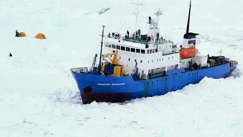 Ледокол промышлял во льдах белого моря