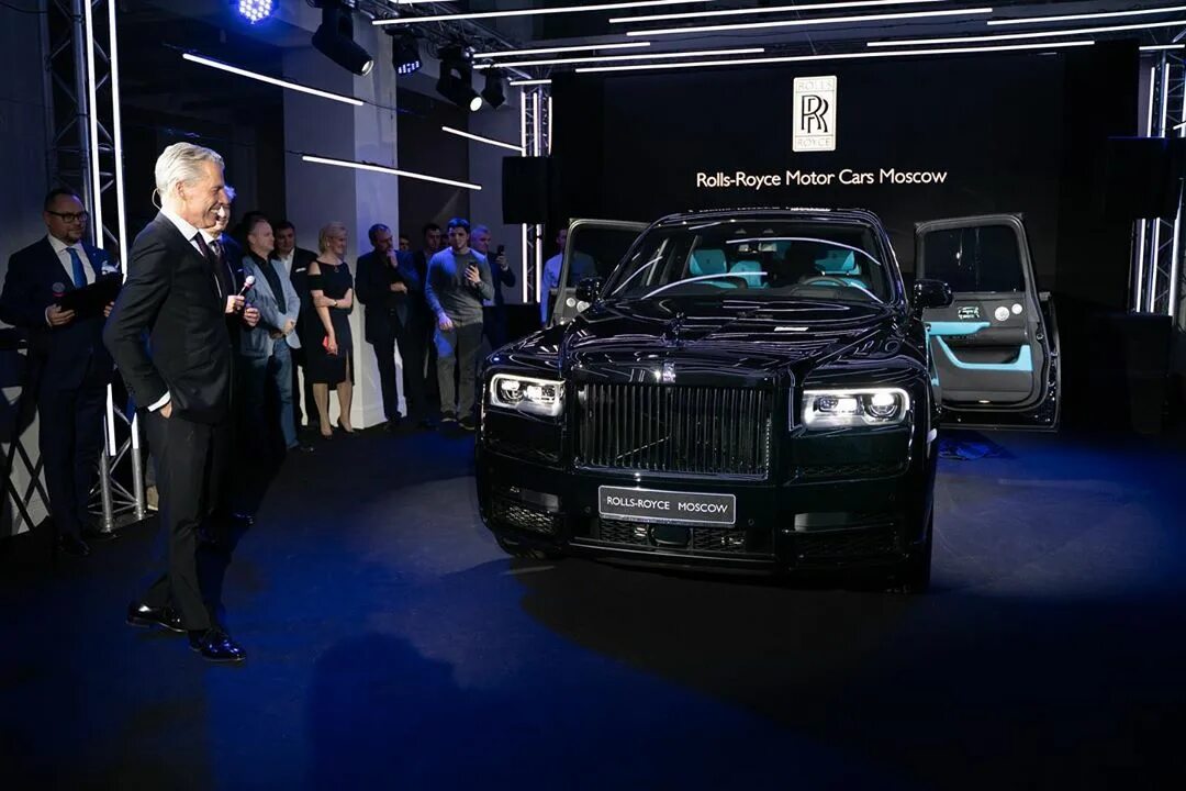 Минпромторг налог на роскошь автомобили. Роллс Ройс Авилон. Rolls Royce Cullinan Black badge в Москве. Rolls Royce Cullinan Black badge в России. Rolls-Royce Cullinan Black badge синий.