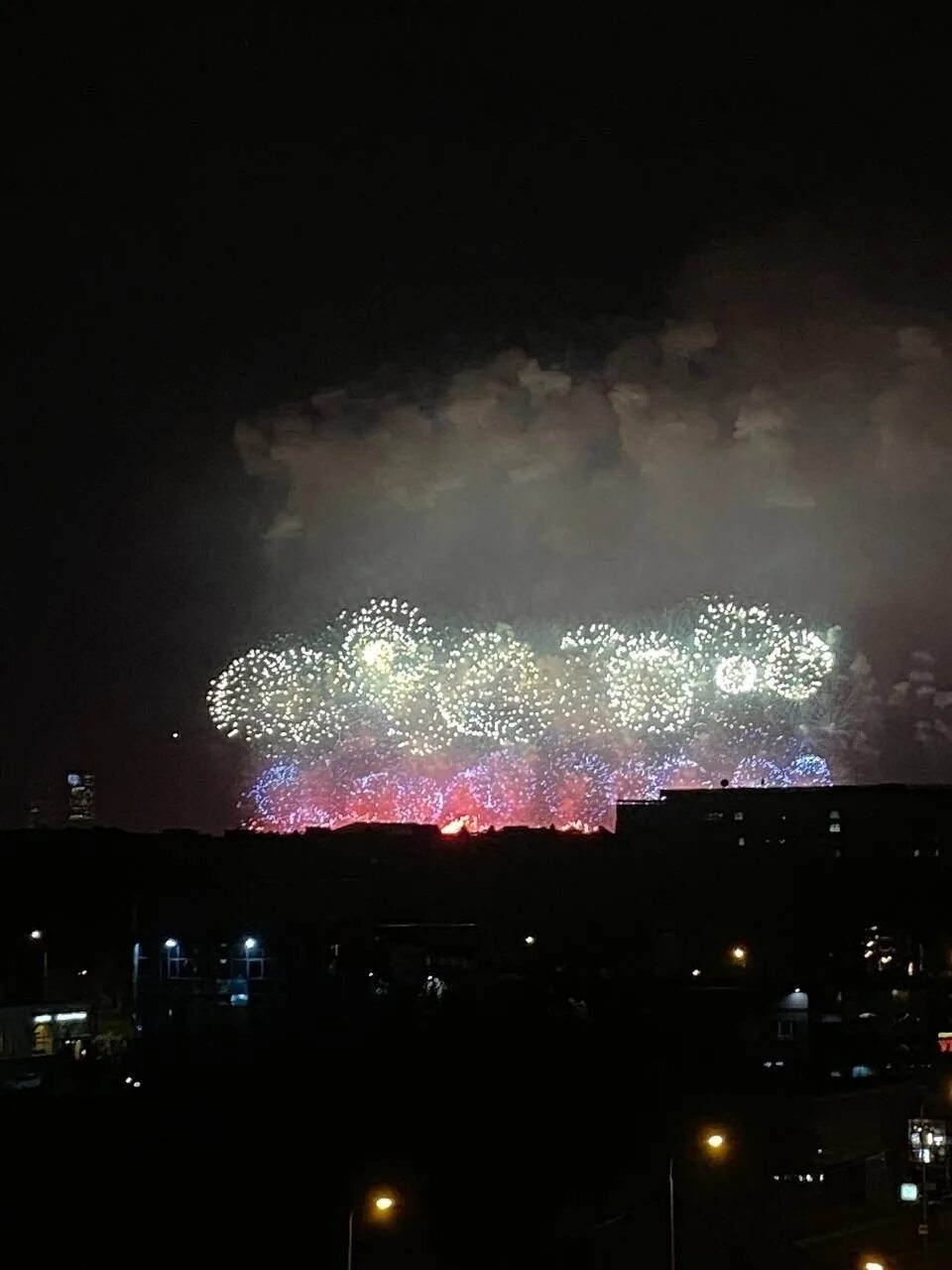 Салют 2023 9. Салют в Москве. Фейерверк в городе. Салют в Москве 2023. Салют 9 мая.