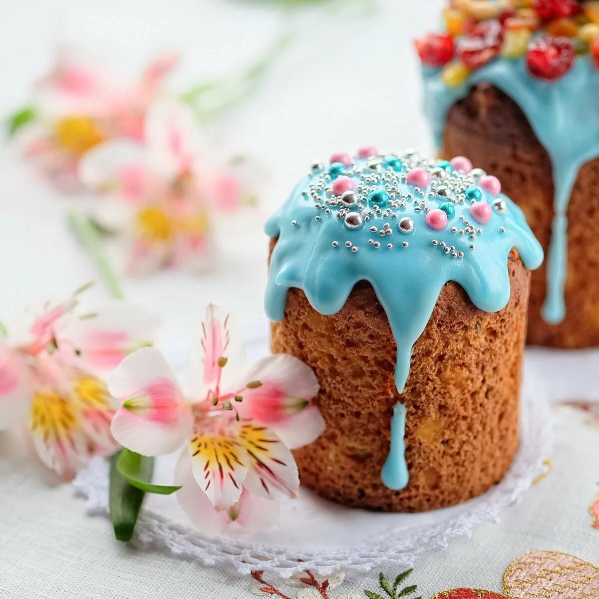 Красивые куличи на пасху фото. Кулич кексовый Пасхальный. Easter Cake кулич. Кулич Пасхальный красивый. Очень красивый кулич.