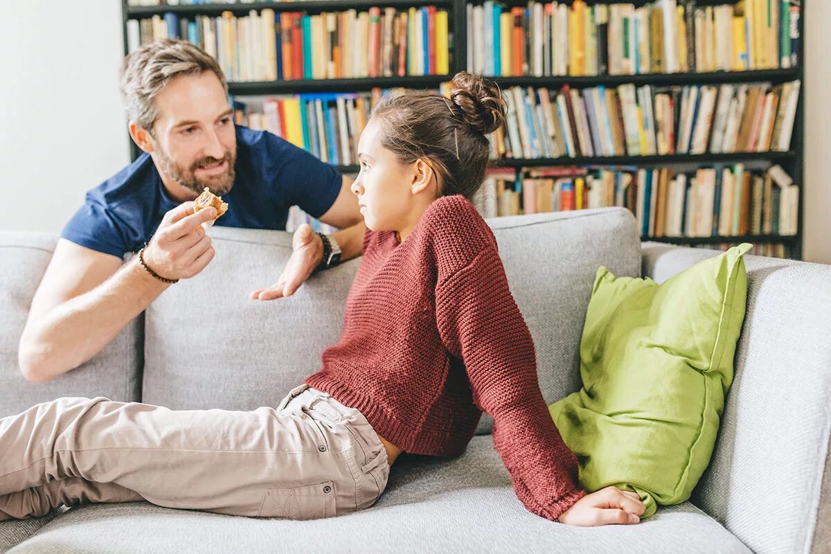 Dad daughter teen. Разговор отца с дочерью. Папа и дочка подросток. Воспитание подростка. Папа с дочкой беседуют.