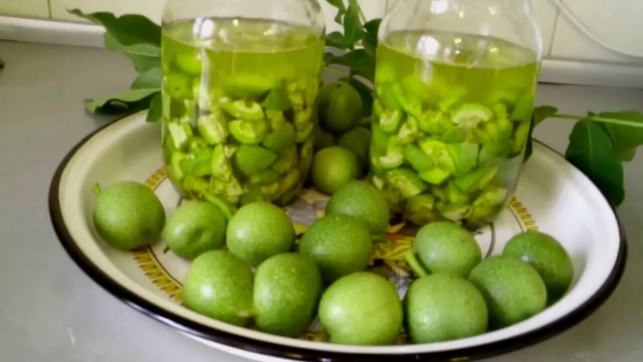 Зеленый грецкий орех лекарство. Грецкий орех зеленый. Настой зеленого грецкого ореха. Настойка грецкого зелёного на валберисе. Лекарство из зеленого грецкого ореха.