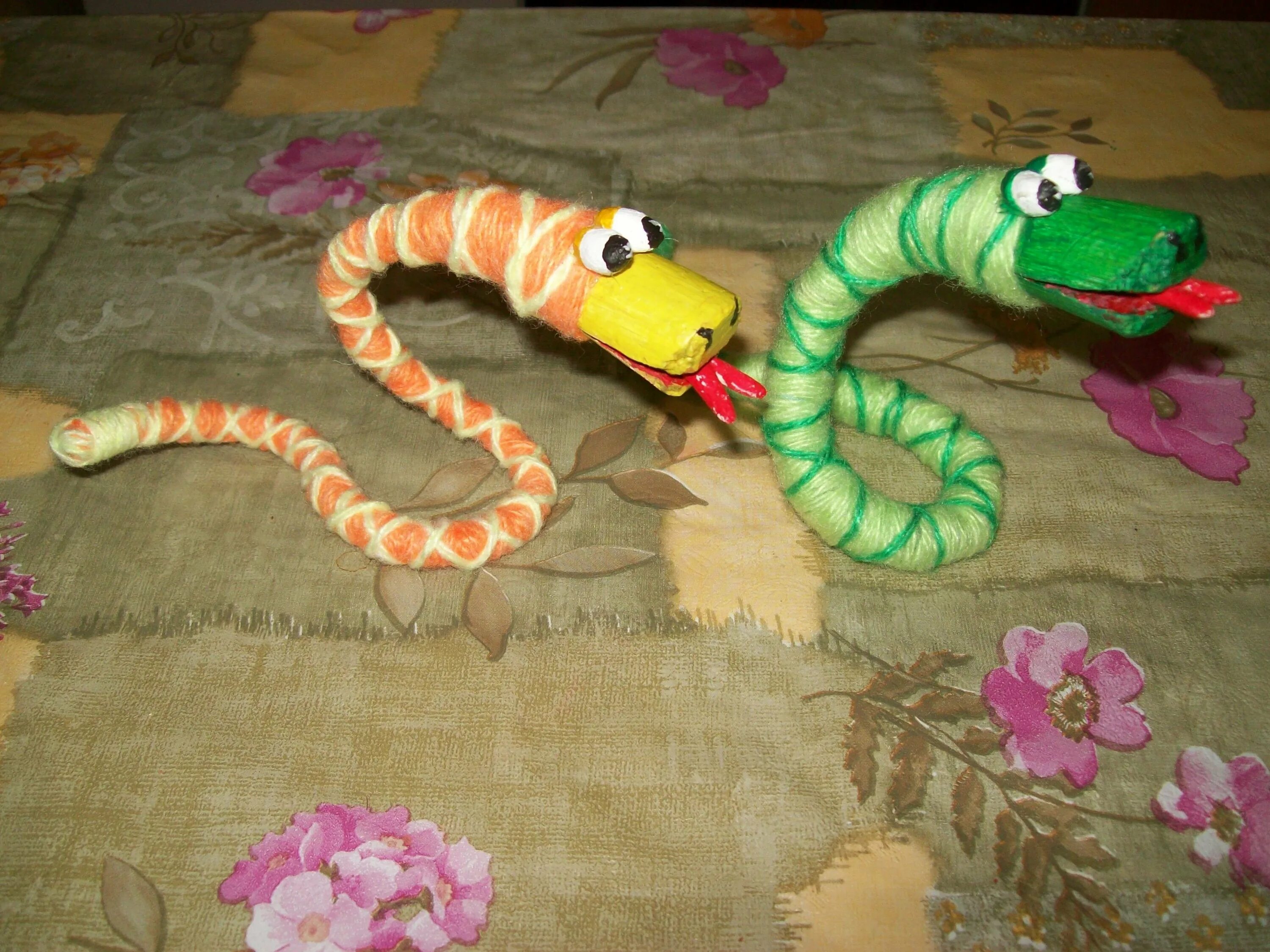 Змейка своими руками. Поделка змея. Поделка змея для детей. Поделка змея из бумаги. Змея из бросового материала.