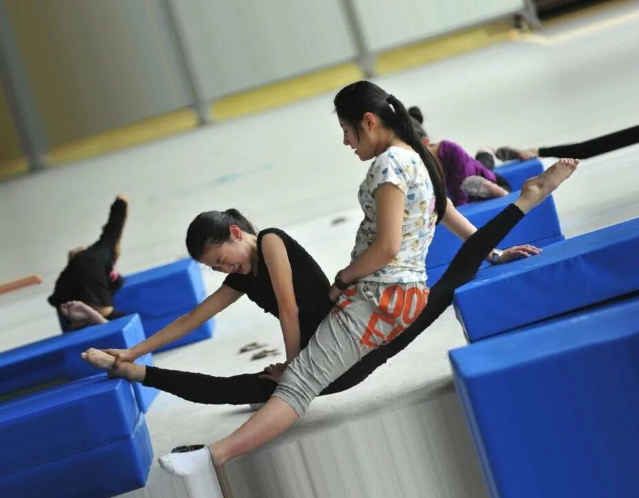 Фитнес фон. Девушка в движении. Спорт на д. Спортсменка. Спортсменки на старте.