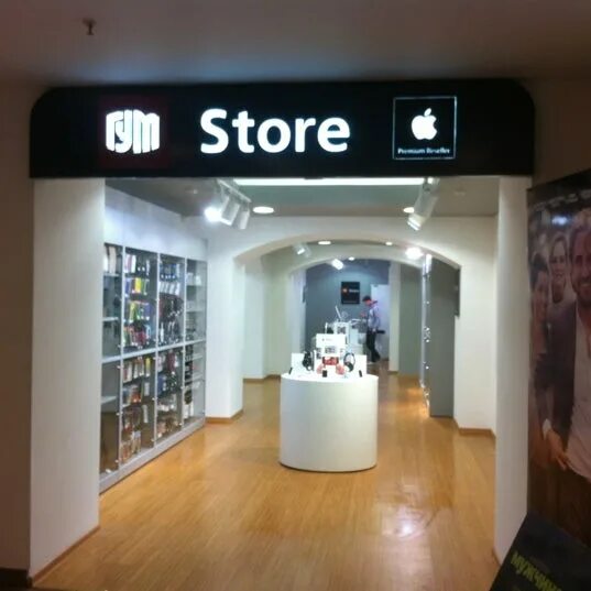 Магазин re в спб. Магазин техники Apple. Магазин re Store. Re Store Москва. Restore магазин.