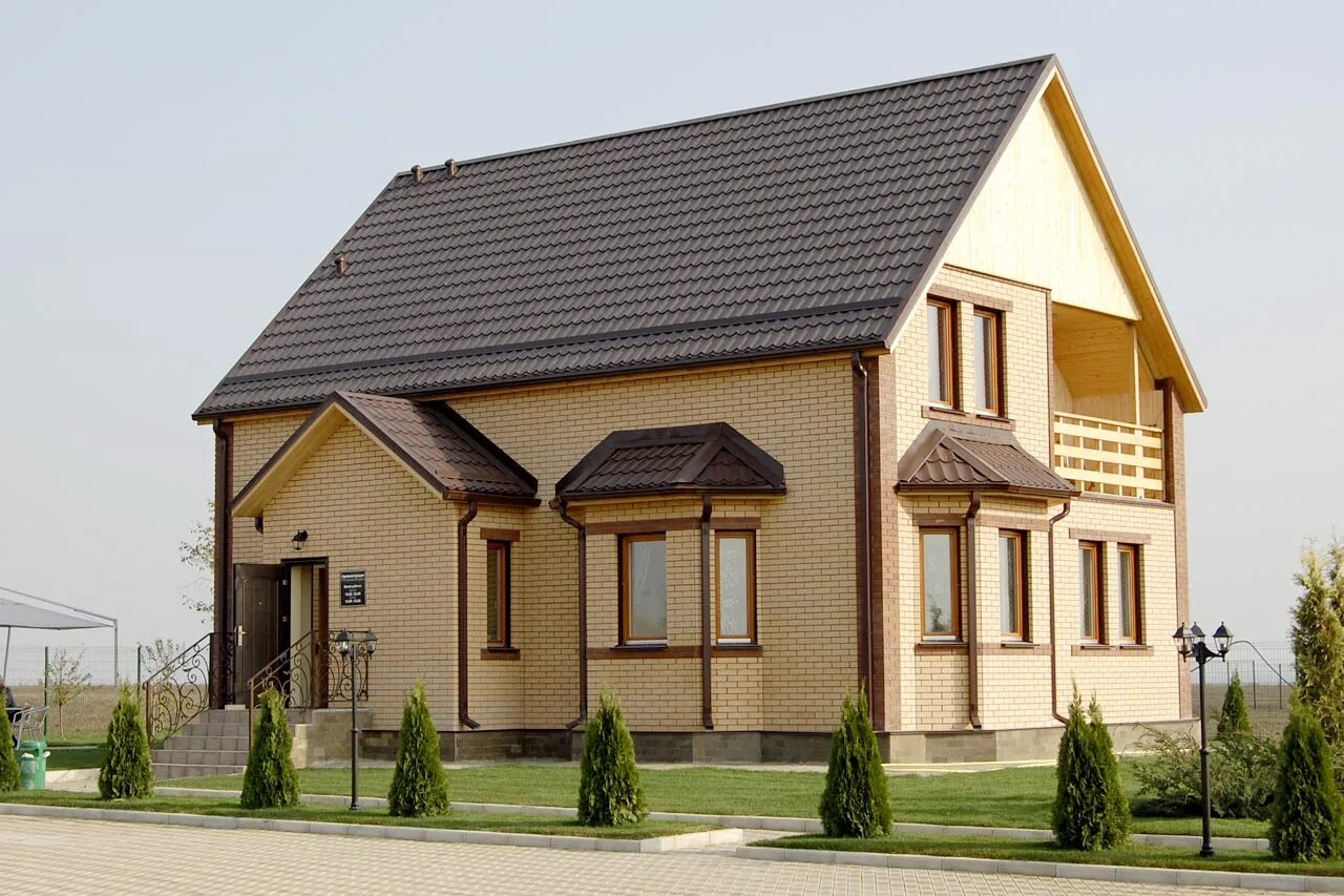 Коттеджный поселок зелёный берег в краснодаре. Кп зеленая поляна краснодар. Кп зеленая поляна. Коттеджные поселки краснодарского края. Двухэтажный кирпичный дом с террасой.