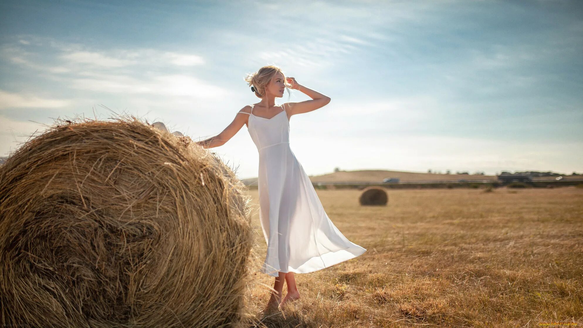 Девушка в поле. Девушка в поле фотосессия. Девушка в пшеничном поле.