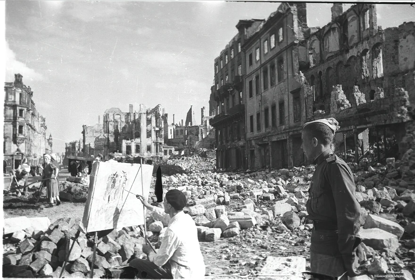 Дрезден бомбардировка 1945. Сталинград 1945. Разрушенные города СССР 1941 1945. Бомбардировка Берлина 1945. Тяжелое послевоенное время