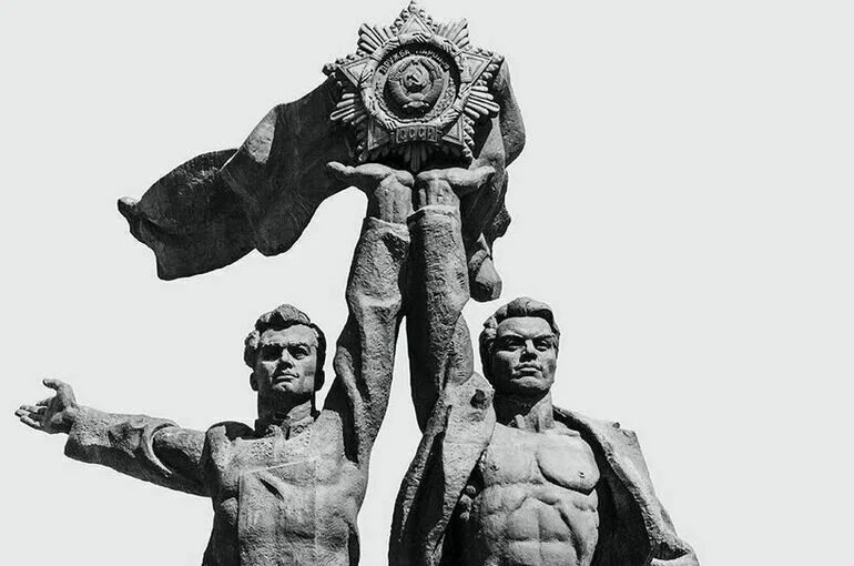Арка дружбы народов киев статуя. Монумент дружбы народов киев. Монумент дружбы народов киев. Церетели мемориальный комплекс на поклонной горе. Поклонная гора трагедия народов.