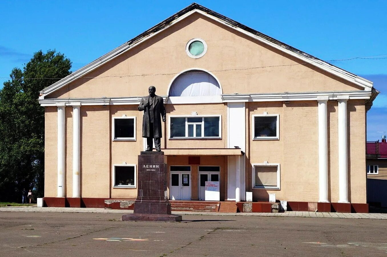 Александров сахалинский сахалинской области. Александровск-Сахалинский площадь. Площадь 15 мая Александровск Сахалинский. Александровск Сахалинский город достопримечательности. Александровск-Сахалинский достопримечательности.