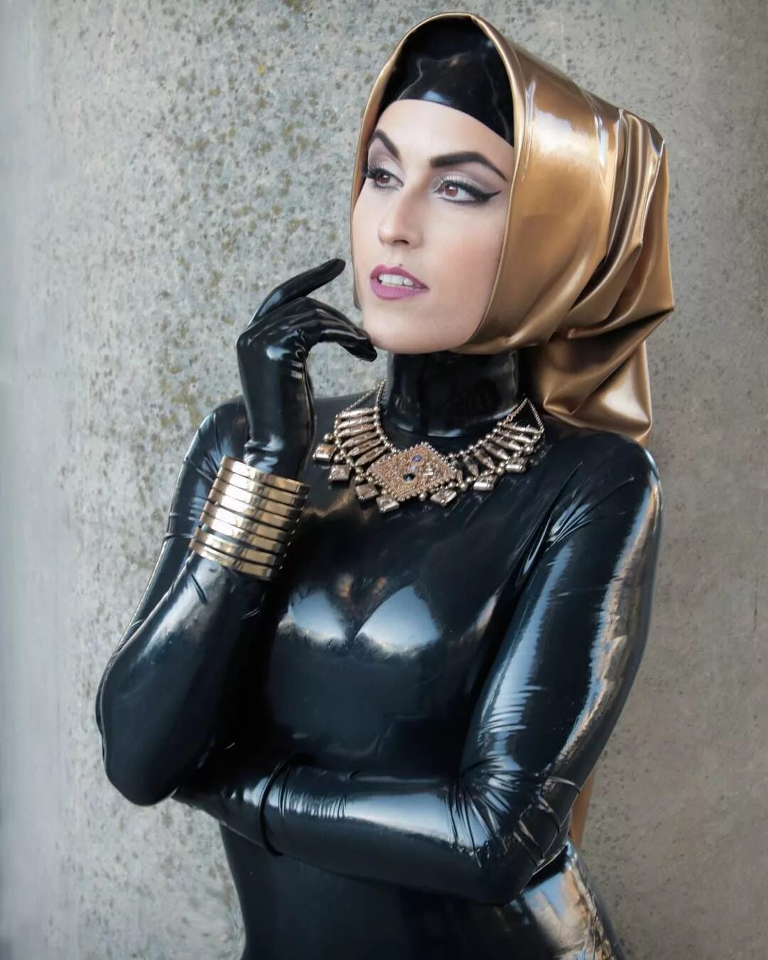 Паранджа из латекса. Мэрилин юсуф в латексе. Латексная паранджа. Паранджа из латекса. Латекс хиджаб.
