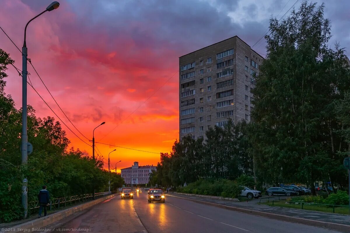 Восход пермь сегодня. Закат в городе хрущевки. закат в перми. город пермь. красивый закат в перми.