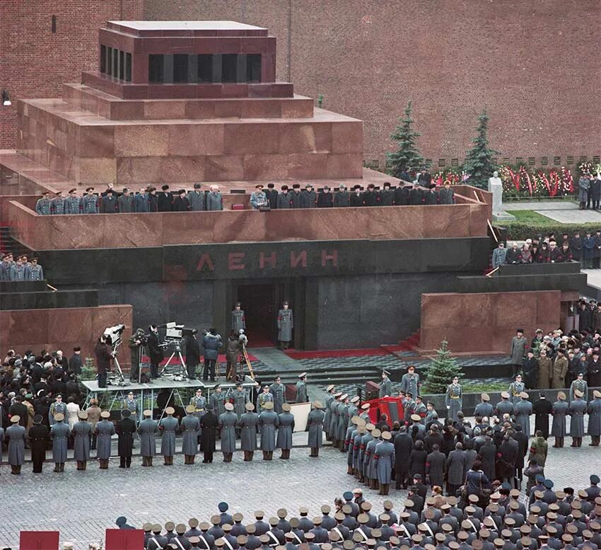 Как попасть в мавзолей к ленину. Мавзолей в.и ленина на красной площади в москве. ленин на красной площади в мавзолее. первый мавзолей ленина 1924.