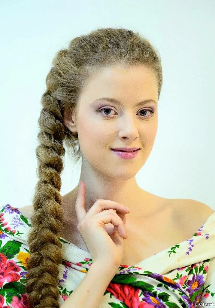 Русскую девушку с косичками